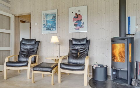 Joella - 200M from the Sea: Mueble, Piso, Madera, Diseño De Interiores, Suelo, Habitación, Silla, Sala, Manchas De Madera, Suelos De Madera