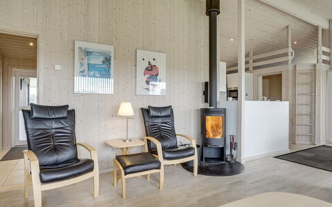 Joella - 200M from the Sea: Piso, Madera, Suelo, Diseño De Interiores, Techo, Mueble, Suelos De Madera, Habitación, Sala, Madera Dura