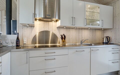 Joella - 200M from the Sea: Piso, Cocina, Diseño De Interiores, Mostrador, Techo, Lámpara, Encendiendo, Aparato De Cocina, Suelo, Gabinetes