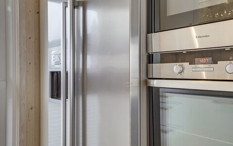 Joella - 200M from the Sea: Aparato De Cocina, Electrodoméstico, Madera, Piso, Diseño De Interiores, Cocina, Electrodoméstico, Refrigerador, Encendiendo, Suelo