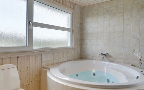 Joella - 200M from the Sea: Baño, Arreglo De Tubería, Piso, Bañera, Pared, Suelo, Diseño De Interiores, Techo, Grifo, Habitación