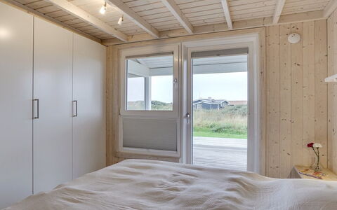 Joella - 200M from the Sea: Madera, Suelo, Techo, Piso, Habitación, Habitación, Madera Dura, Manchas De Madera, Cama, Tablón