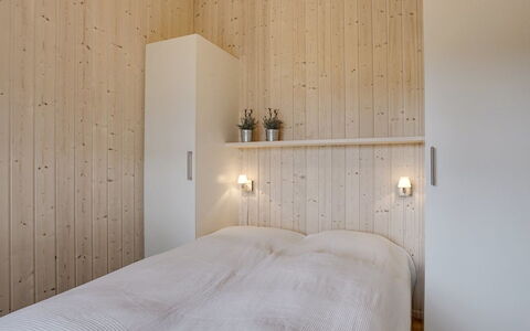 Joella - 200M from the Sea: Pared, Madera, Piso, Suelo, Diseño De Interiores, Techo, Habitación, Encendiendo, Cama, Habitación