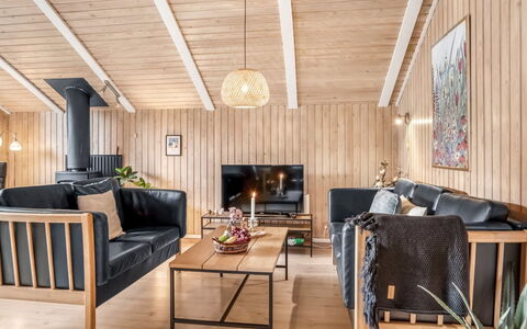 Seda - 600M from the Sea: Madera, Mueble, Piso, Diseño De Interiores, Suelos De Madera, Suelo, Sala, Sofá, Madera Dura, Casa
