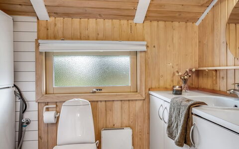 Seda - 600M from the Sea: Arreglo De Tubería, Madera, Piso, Diseño De Interiores, Suelo, Baño, Lavabo, Grifo, Plomería, Lavabo Del Baño