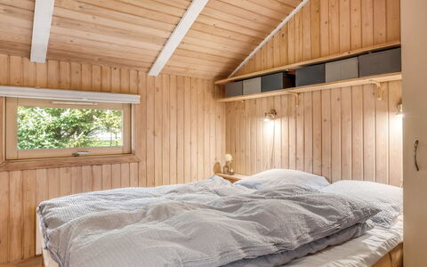 Seda - 600M from the Sea: Madera, Habitación, Cama, Techo, Diseño De Interiores, Suelo, Lecho, Sábana, Mueble, Habitación