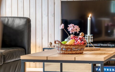 Seda - 600M from the Sea: Mueble, Mesa, Madera, Piso, Diseño De Interiores, Suelo, Mesa De Café, Sala, Suelos De Madera, Cocina Y Comedor Mesa