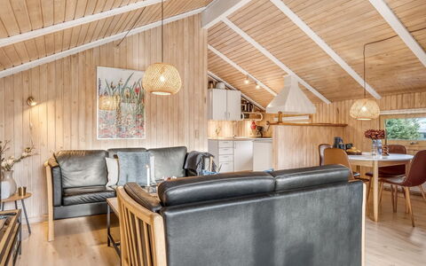 Seda - 600M from the Sea: Madera, Techo, Diseño De Interiores, Casa, Mueble, Habitación, Cabaña, Madera Dura, Sala, Tablón