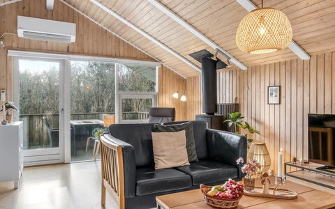 Seda - 600M from the Sea: Mueble, Diseño De Interiores, Madera, Sofá, Techo, Piso, Sala, Habitación, Suelo, Lámpara