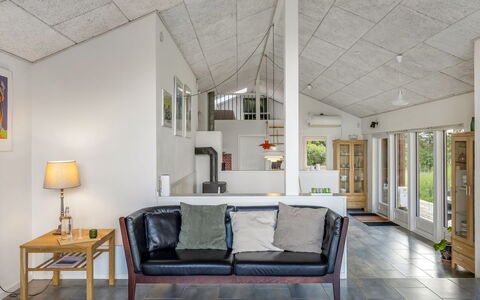 Harthagunni - 375M from the Sea: Piso, Diseño De Interiores, Suelo, Techo, Madera, Mueble, Sofá, Lámpara, Suelos De Madera, Sala