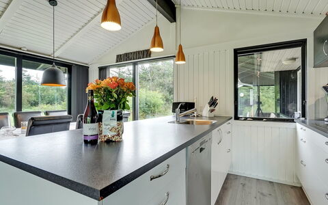 Avia - 500M from the Sea: Cocina, Mostrador, Diseño De Interiores, Techo, Aparato De Cocina, Lámpara, Gabinetes, Arreglo De Tubería, Fregadero, Electrodoméstico