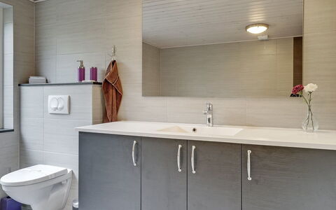 Avia - 500M from the Sea: Piso, Arreglo De Tubería, Diseño De Interiores, Lavabo, Suelo, Lavabo Del Baño, Mueble De Baño, Baño, Gabinetes, Mostrador