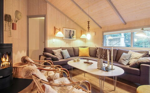 Lovisa - 500M from the Sea: Mueble, Diseño De Interiores, Silla, Piso, Mesa, Recurso, Suelo, Techo, Habitación, Eco Hotel