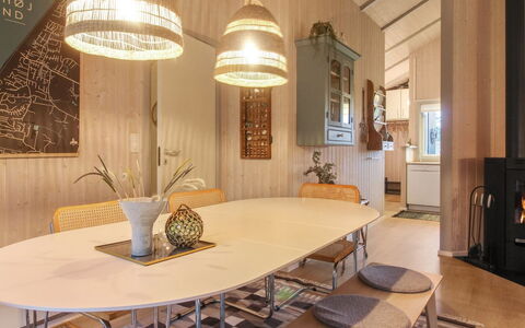 Lovisa - 500M from the Sea: Mueble, Diseño De Interiores, Silla, Piso, Mesa, Recurso, Suelo, Techo, Habitación, Eco Hotel