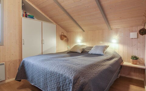 Lovisa - 500M from the Sea: Mueble, Diseño De Interiores, Silla, Piso, Mesa, Recurso, Suelo, Techo, Habitación, Eco Hotel