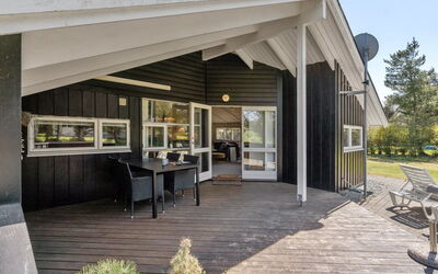 Lovisa - 500M from the Sea