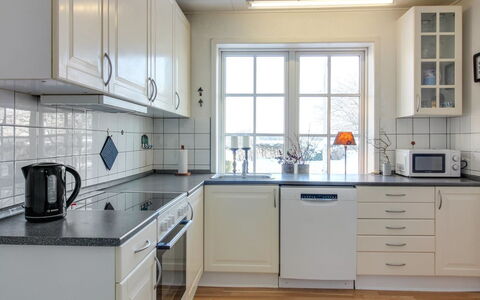 Fraþulf - 6Km from the Sea: Cocina, Mostrador, Aparato De Cocina, Piso, Gabinetes, Fregadero, Diseño De Interiores, Electrodoméstico, Suelo, Lavabo