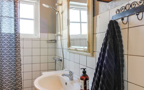 Fraþulf - 6Km from the Sea: Arreglo De Tubería, Pared, Baño, Diseño De Interiores, Piso, Suelo, Lavabo Del Baño, Plomería, Grifo, Habitación