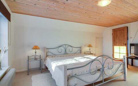 Fraþulf - 6Km from the Sea: Mueble, Cama, Diseño De Interiores, Habitación, Piso, Lecho, Techo, Sábana, Madera, Suelo
