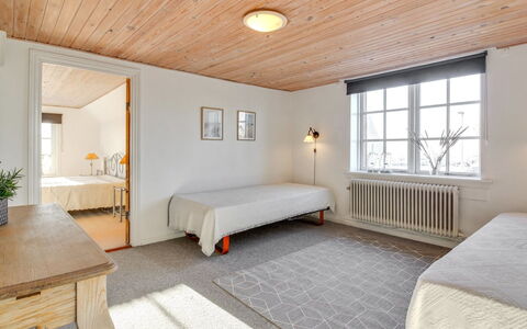 Fraþulf - 6Km from the Sea: Piso, Diseño De Interiores, Pared, Suelo, Techo, Mueble, Madera, Habitación, Cama, Habitación