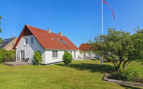 Fraþulf - 6Km from the Sea: Cielo, Azul, Hierba, Casa, Casa, Techo, Cabaña, Barrio Residencial, Arbusto, El Terreno Del Lote