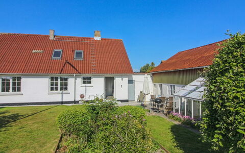 Fraþulf - 6Km from the Sea: Hierba, Edificio, Techo, Ventana, Casa, Casa, Barrio Residencial, Cabaña, Fachada, Arbusto