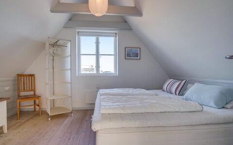 Nantje - 125M from the Sea: Madera, Habitación, Suelo, Piso, Cama, Mueble, Diseño De Interiores, Techo, Lecho, Sábana