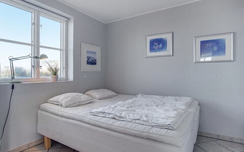 Nantje - 125M from the Sea: Habitación, Cama, Suelo, Lecho, Sábana, Piso, Linos, Techo, Marco De La Cama, Habitación