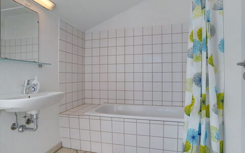Nantje - 125M from the Sea: Arreglo De Tubería, Piso, Diseño De Interiores, Baño, Suelo, Plomería, Techo, Bañera, Material Compuesto, Loseta