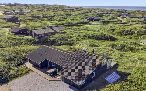 Lauri - 350M from the Sea: Techo, Casa, Barrio Residencial, Casa, Inmuebles, Cabaña, Diseño