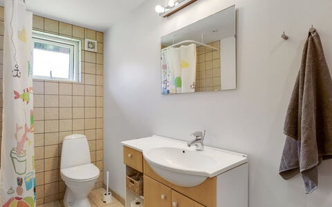 Amarah - 325M from the Sea: Arreglo De Tubería, Diseño De Interiores, Lavabo Del Baño, Baño, Piso, Suelo, Lavabo, Baño, Mueble De Baño, Asiento Del Baño