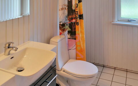 Eden - 800M from the Sea: Arreglo De Tubería, Asiento Del Baño, Baño, Baño, Piso, Suelo, Diseño De Interiores, Plomería, Lavabo, Grifo