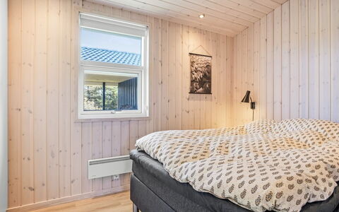 Ingela - 350M from the Sea: Madera, Habitación, Techo, Piso, Diseño De Interiores, Suelo, Cama, Casa, Lecho, Marco De La Cama