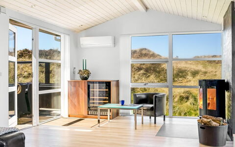 Ingela - 350M from the Sea: Mueble, Piso, Diseño De Interiores, Suelo, Suelos De Madera, Madera, Techo, Sala, Encendiendo, Suelo Laminado