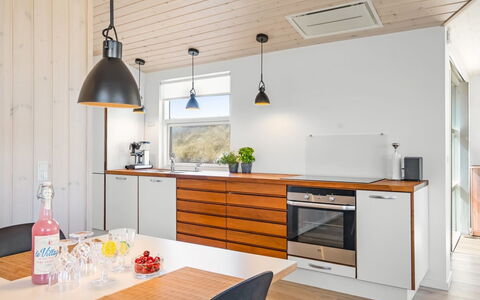 Ingela - 350M from the Sea: Piso, Diseño De Interiores, Mueble, Madera, Mostrador, Cocina, Techo, Suelo, Lámpara, Gabinetes
