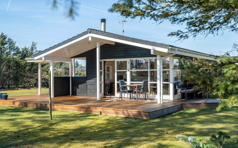 Troels - 750M from the Sea: Piscina, Mueble Para Exteriores, Mueble, Recurso, Losa, Eco Hotel, Sombra, Silla, Ocio, Inmuebles