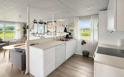 Steffenie - 400M from the Sea: Madera, Cocina, Diseño De Interiores, Piso, Mueble, Techo, Suelo, Mostrador, Gabinetes, Suelos De Madera
