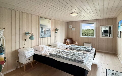 Steffenie - 400M from the Sea: Madera, Habitación, Diseño De Interiores, Suelo, Cama, Piso, Techo, Mueble, Sábana, Lecho