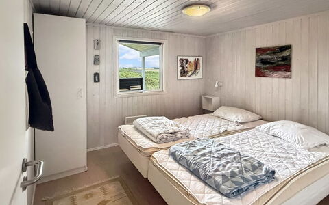 Steffenie - 400M from the Sea: Madera, Casa, Habitación, Cama, Marco De La Cama, Lecho, Diseño, Madera Dura, Sábana, La Luz Del Día