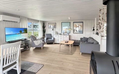 Steffenie - 400M from the Sea: Madera, Piso, Mueble, Suelo, Casa, Suelos De Madera, Sala, Madera Dura, Sofá