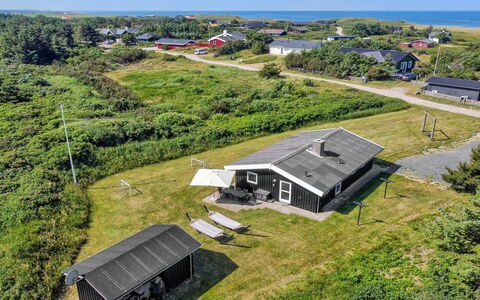 Alberga - 700M from the Sea: Madera, Casa, Cabaña, Casa, Techo, Área Rural, Vía Muerta, Cuarto De Troncos, Edificios Del Jardín, Madera Dura