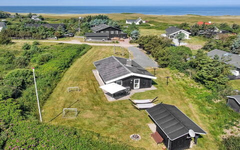 Alberga - 700M from the Sea: Madera, Casa, Cabaña, Casa, Techo, Área Rural, Vía Muerta, Cuarto De Troncos, Edificios Del Jardín, Madera Dura