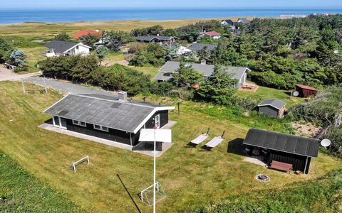 Alberga - 700M from the Sea: Madera, Casa, Cabaña, Casa, Techo, Área Rural, Vía Muerta, Cuarto De Troncos, Edificios Del Jardín, Madera Dura