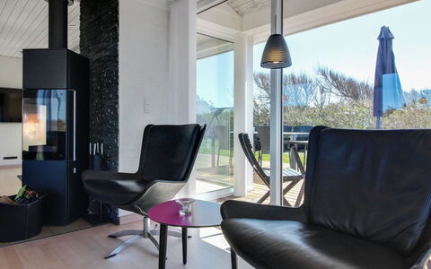 Minza - 250M from the Sea: Mueble, Diseño De Interiores, Piso, Suelo, Sala, Casa, Silla, Encendiendo, Habitación, Suelos De Madera