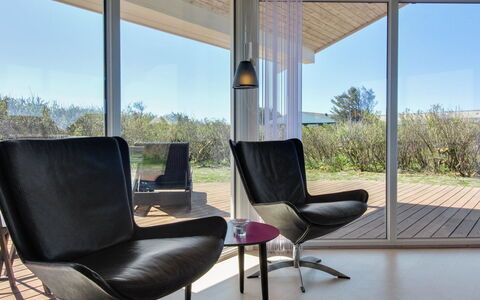 Minza - 250M from the Sea: Mueble, Diseño De Interiores, Piso, Suelo, Silla, Casa, Vaso, Sala, Suelos De Madera, Techo