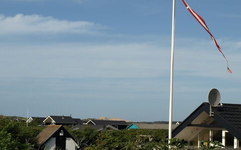 Minza - 250M from the Sea: Cielo, Bandera, Polo