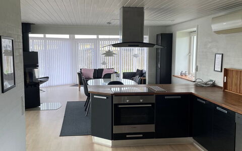Minza - 250M from the Sea: Piso, Mueble, Madera, Diseño De Interiores, Suelo, Mostrador, Techo, Suelos De Madera, Cocina, Gabinetes