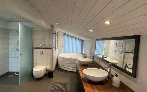 Minza - 250M from the Sea: Piso, Diseño De Interiores, Suelo, Arreglo De Tubería, Baño, Madera, Techo, Lavabo, Lavabo Del Baño, Grifo