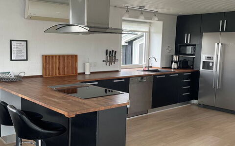 Minza - 250M from the Sea: Piso, Madera, Mueble, Diseño De Interiores, Suelo, Mostrador, Cocina, Suelos De Madera, Aparato De Cocina, Gabinetes