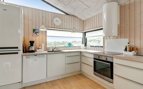 Mikkel - 300M from the Sea: Cocina, Aparato De Cocina, Mostrador, Diseño De Interiores, Piso, Electrodoméstico, Madera, Gabinetes, Electrodoméstico, Techo